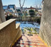 Na predaj 3 i RD v Partizánskom – Veľké Bielice, pozemok 1149 m2 - Farebné schody vedúce z rodinného domu vo Veľkých Bieliciach, Partizánske, do zasneženej záhrady.