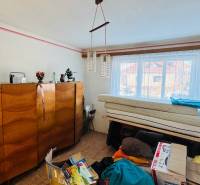 Na predaj 3 i RD v Partizánskom – Veľké Bielice, pozemok 1149 m2 - Izba v rodinnom dome s dreveným nábytkom, luster a okno s výhľadom.