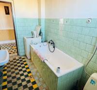 Na predaj 3 i RD v Partizánskom – Veľké Bielice, pozemok 1149 m2 - Kúpeľňa v Rodinnom dome s vaňou, umývadlom a svetlozelenými obkladačkami.