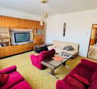 Na predaj 3 i RD v Partizánskom – Veľké Bielice, pozemok 1149 m2 - Obývacia izba v rodinnom dome s retro nábytkom a farebnými kreslami.