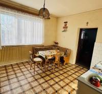 Na predaj 3 i RD v Partizánskom – Veľké Bielice, pozemok 1149 m2 - Kuchyňa v rodinnom dome s talianskou dlažbou a bielymi kuchynskými doplnkami.