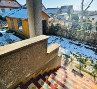 Na predaj 3 i RD v Partizánskom – Veľké Bielice, pozemok 1149 m2 - Záhrada rodinného domu vo Veľkých Bieliciach v Partizánskom, s prístreškom a snehovou pokrývkou.