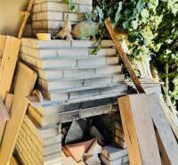 Na predaj 3 i RD v Partizánskom – Veľké Bielice, pozemok 1149 m2 - Exteriér v meste Partizánske, Veľké Bielice, s tehlovým grilom a popínavou rastlinou.