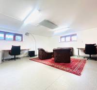 PRENÁJOM- KANCELÁRSKÝ PRIESTOR -120m2- KOMÁROVSKÁ - Domáca kancelária s kobercovým dekorom a koženými kreslami v rodinnom dome.