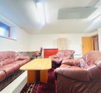 PRENÁJOM- KANCELÁRSKÝ PRIESTOR -120m2- KOMÁROVSKÁ - Kožená sedacia súprava s konferenčným stolíkom, koberec a pracovný kút v Rodinnom dome.