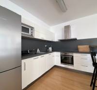 Prenájom 2 izbový 78 m2 + 30 m2 terasa,novostavba Koliba,zariadený - Kuchyňa v 2-izbovom byte s podlahou s dreveným dekorom, biele skrinky, nerezové spotrebiče.