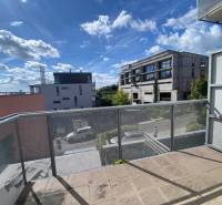 Prenájom 2 izbový 78 m2 + 30 m2 terasa,novostavba Koliba,zariadený - Balkón z 2-izbového bytu s výhľadom na Na Zlatej nohe, Bratislava - Nové Mesto.