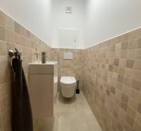 Prenájom 2 izbový 78 m2 + 30 m2 terasa,novostavba Koliba,zariadený - Kúpeľňa so záchodom a umývadlom v obklade v 2-izbovom byte.