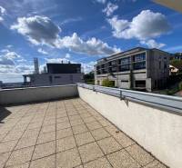 Prenájom 2 izbový 78 m2 + 30 m2 terasa,novostavba Koliba,zariadený - Veľká terasa s výhľadom na moderné budovy v Bratislave - Novom Meste, Na Zlatej nohe.