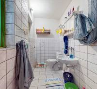 Rodinný dom Zvolen - Lieskovec - Kúpeľňa v rodinnom dome so svetlými obkladačkami a farebnými dekoráciami.