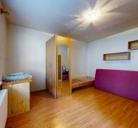 Rodinný dom Zvolen - Lieskovec - Interiér rodinného domu s podlahou s dreveným dekorom a nábytkom.