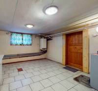 Rodinný dom Zvolen - Lieskovec - Pivnica v rodinnom dome s bielymi obkladačkami na podlahe.