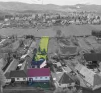 Rodinný dom Zvolen - Lieskovec - Letecký pohľad na Lieskovec s rodinným domom a dlhým pozemkom v popredí.