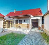 Rodinný dom Zvolen - Lieskovec - Rodinný dom v Lieskovci má terasu, záhradu a červenú strechu.