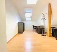 KANCELÁRSKE PRIESTORY- 120m2- KOMÁROVSKÁ - Kancelárie s podlahou s dreveným dekorom, svetlík, nábytok a vešiak na oblečenie.