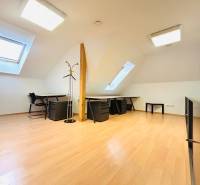KANCELÁRSKE PRIESTORY- 120m2- KOMÁROVSKÁ - Kancelárie s podlahou s dreveným dekorom, stolmi, stoličkami a strešnými oknami.