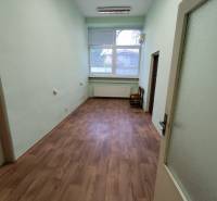 Na prenájom kancelársky priestor - Nové Zámky - Kancelárie s podlahou s dreveným dekorom a veľkým oknom, ponúkané na prenájom.