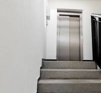 PRENÁJOM 3 izbový luxusný byt  v centre Nitry s veľkou terasou - Schodisko k výťahu v budove s 3-izbovým bytom, svetlý priestor.