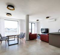 PRENÁJOM 3 izbový luxusný byt  v centre Nitry s veľkou terasou - Jedáleň a obývačka s podlahou s dreveným dekorom v 3-izbovom byte.