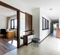 PRENÁJOM 3 izbový luxusný byt  v centre Nitry s veľkou terasou - Svetlá chodba s pracovnou miestnosťou a podlahou s dreveným dekorom v 3-izbovom byte.