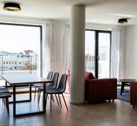 PRENÁJOM 3 izbový luxusný byt  v centre Nitry s veľkou terasou - Obývacia izba v 3-izbovom byte s jedálenským stolom a výhľadom na mesto.