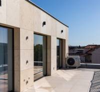 PRENÁJOM 3 izbový luxusný byt  v centre Nitry s veľkou terasou - Terasa 3-izbového bytu v Nitre s keramickou dlažbou a výhľadom na mesto.