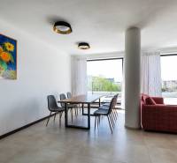 PRENÁJOM 3 izbový luxusný byt  v centre Nitry s veľkou terasou - Jedáleň v 3-izbovom byte s obrazom slnečníc, podlahou s dreveným dekorom, výhľadom na terasu.