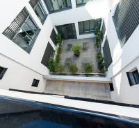 PRENÁJOM 3 izbový luxusný byt  v centre Nitry s veľkou terasou - Vnútorný dvor bytového komplexu v Nitre s terasovou dlažbou a zeleňou.