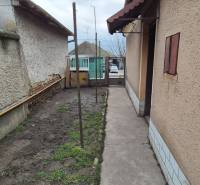 Na predaj 2 izbový rodinný dom s pozemkom - Dvory nad Žitavou - Úzky dvor rodinného domu v Dvoroch nad Žitavou so záhradným priestorom.