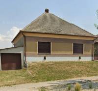 Na predaj 2 izbový rodinný dom s pozemkom - Dvory nad Žitavou - Rodinný dom v Dvoroch nad Žitavou so sedlovou strechou a vedľajšou garážou.