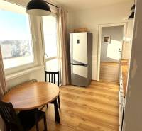 Prenájom pekný 3 izbový byt Jankolova ulica, Bratislava V. Petržalka - Kuchyňa s podlahou s dreveným dekorom a jedálenským stolom v 3-izbovom byte.