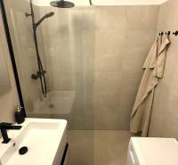 Prenájom pekný 3 izbový byt Jankolova ulica, Bratislava V. Petržalka - Kúpeľňa s priestranným sprchovacím kútom v 3-izbovom byte.