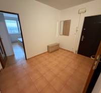 2 izbový byt s balkónom Topoľčany  - Vstupná hala 3-izbového bytu s keramickou dlažbou, vešiakom a pohľadom na izbu.