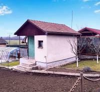 ‼️BRODZANY - ZÁHRADA S MUROVANOU CHATKOU NA PREDAJ, okr. PARTIZÁNSKE‼️ - Chata v Partizánskych s upravenou záhradou, skleníkom a pestovateľskou plochou.