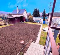 ‼️BRODZANY - ZÁHRADA S MUROVANOU CHATKOU NA PREDAJ, okr. PARTIZÁNSKE‼️ - Upravená záhrada pri chate v Partizánskom, s vyvýšenými záhonmi a stromami okolo.