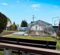 ‼️BRODZANY - ZÁHRADA S MUROVANOU CHATKOU NA PREDAJ, okr. PARTIZÁNSKE‼️ - Záhrada v Partizánskom s fóliovníkom, trávou a malým záhonom.