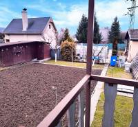 ‼️BRODZANY - ZÁHRADA S MUROVANOU CHATKOU NA PREDAJ, okr. PARTIZÁNSKE‼️ - Dvor s domom a záhradou v Partizánskom, výhľad z balkóna Chaty.