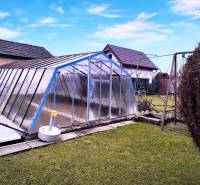 ‼️BRODZANY - ZÁHRADA S MUROVANOU CHATKOU NA PREDAJ, okr. PARTIZÁNSKE‼️ - Záhrada v Partizánskom s nadzemným bazénom zakrytým konštrukciou, hojdačka, zelený trávnik.