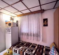 ‼️BRODZANY - ZÁHRADA S MUROVANOU CHATKOU NA PREDAJ, okr. PARTIZÁNSKE‼️ - Chata s jednoduchým interiérom, gaučom, chladničkou, mikrovlnkou a kvetinovou výzdobou.