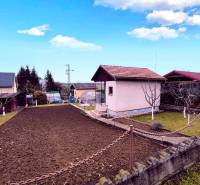 ‼️BRODZANY - ZÁHRADA S MUROVANOU CHATKOU NA PREDAJ, okr. PARTIZÁNSKE‼️ - Exteriér chaty v Partizánskom s upravenou záhradou, trávnikom a záhonom.