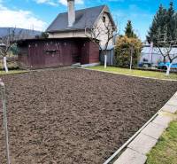 ‼️BRODZANY - ZÁHRADA S MUROVANOU CHATKOU NA PREDAJ, okr. PARTIZÁNSKE‼️ - Záhrada s chatou v Partizánskom, pripravený záhon, okolitá zeleň a drevený domček.