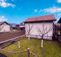 ‼️BRODZANY - ZÁHRADA S MUROVANOU CHATKOU NA PREDAJ, okr. PARTIZÁNSKE‼️ - Záhrada s chatou v Partizánskom, ovocné stromy a obrábaná pôda, jasná obloha.