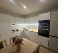  Prenájom 3-izbový byt, Nové Zámky - Moderná kuchyňa v 3-izbovom byte s bielymi skrinkami a mramorovým obkladom.