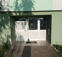 1-izb. byt, Pezinok - Sever, ul. Suvorovova - Vchod do budovy s poštovými schránkami na Suvorovovej ulici v Pezinku.