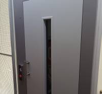 1-izb. byt, Pezinok - Sever, ul. Suvorovova - Šedé dvere so skleneným priezorom a tlačidlom výťahu, foto v 1-izbovom byte.