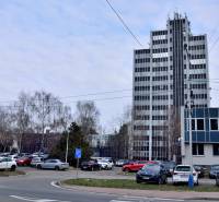 Kancelária s výhľadom na centrum Michaloviec. 16 m2 - Kancelárie na Námestí slobody v Michalovciach s parkovacími miestami a okolitou zeleňou.