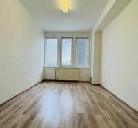 Kancelária s výhľadom na centrum Michaloviec. 16 m2 - Kancelária s veľkými oknami a podlahou s dreveným dekorom.