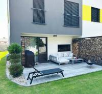 - KRÁTKODOBÝ PRENÁJOM - RODINNÝ DOM - 105 m2 - ROVINKA - Rodinný dom v Rovinke s terasou, záhradou, dreveným obkladom a vonkajším posedením.