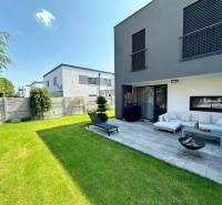 - KRÁTKODOBÝ PRENÁJOM - RODINNÝ DOM - 105 m2 - ROVINKA - Rodinný dom v Rovinke s terasou, zeleným trávnikom a vonkajším posedením.