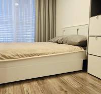 - KRÁTKODOBÝ PRENÁJOM - RODINNÝ DOM - 105 m2 - ROVINKA - Spálňa v rodinnom dome s posteľou a skriňou, podlaha s dreveným dekorom.